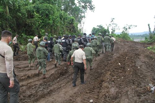 Cerca de 1.600 uniformados desalojan a mineros en Puerto Napo, Tena