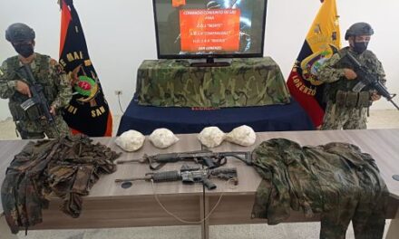 FF.AA. decomisan fusiles y equipo de uso militar colombiano