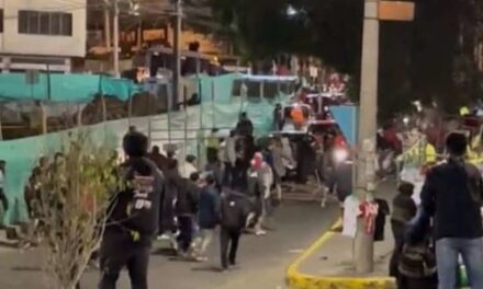 Desmanes en el Bellavista de Ambato protagonizado por hinchas de Liga de Quito