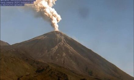 Nuevamente activo volcán “El Reventador” hay emisión de cenizas