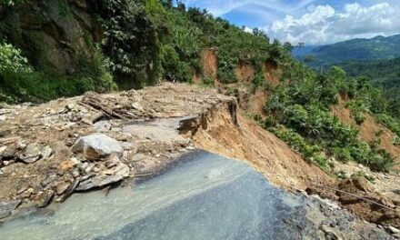 Más de una semana incomunicado por derrumbes el cantón Chilla