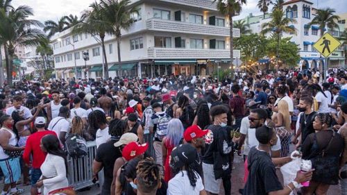 Miami Beach resguardada por la policía por las “Vacaciones de primavera”