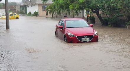 12 familias damnificadas en Manta por inundaciones
