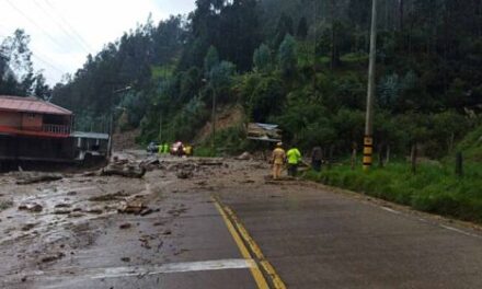 Vehículos atrapados por derrumbe en Sayausí, Cuenca