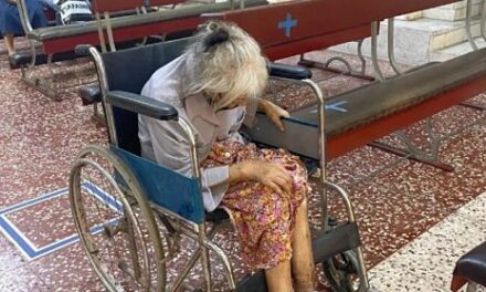 Abandonaron a una Anciana en una iglesia de Guayaquil