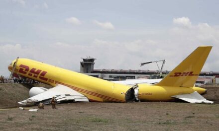 En Costa Rica avión de DHL se parte en dos por accidente