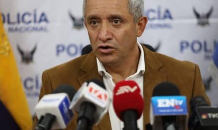 Ministro del Interior recibió amenazas a través de panfletos en Guayaquil