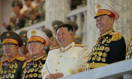 Líder de Corea del Norte, Kim Jong-un, hace una amenaza en desfile militar