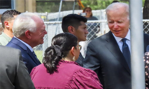 Biden visita escuela de Texas en que murieron 19 niños y 2 maestras