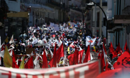 Masiva marcha por el Día del Trabajo en Quito