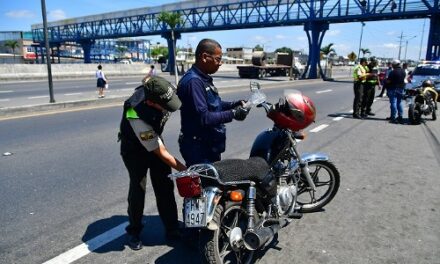 Inicia la entrega de 7 507 placas para motos en Guayaquil
