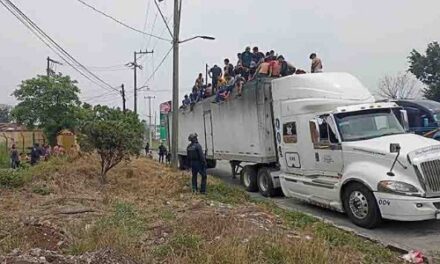 Entre migrantes que viajaban hacinados en tráiler estaban ecuatorianos