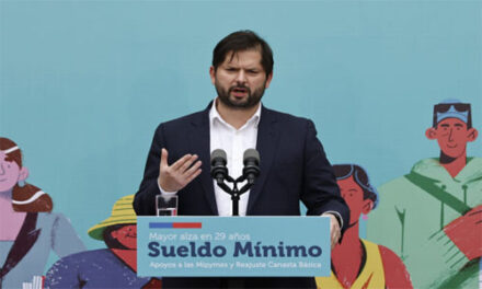 Presidente Chileno promulga ‘histórica alza del salario mínimo’