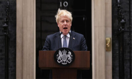 Boris Johnson renuncia como primer ministro británico debido a  críticas y escándalos