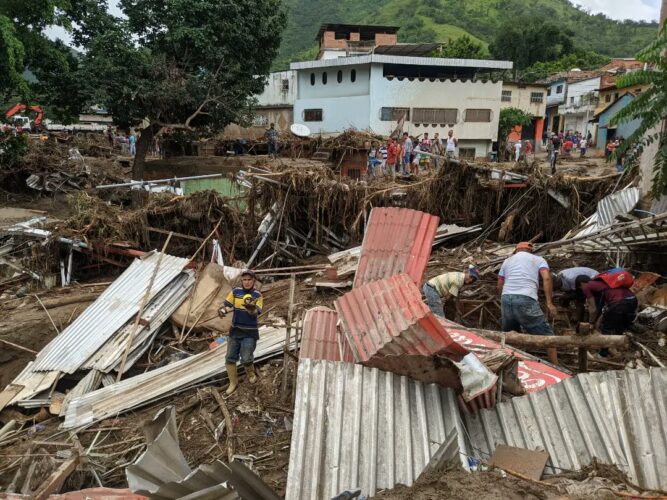 22 muertos y 50 desaparecidos en Venezuela por inundaciones.