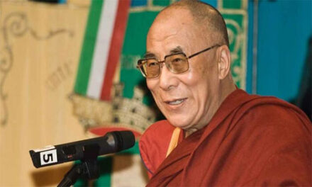 Se disculpa el Dalái Lama por solicitud que hizo a niño durante evento