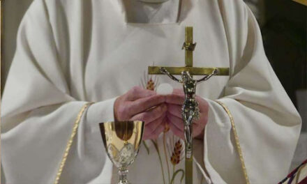 Empresa contrato sacerdote falso para confesar a sus empleados