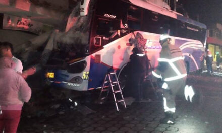 Accidente de bus contra casa en Aloag Santo Domingo deja dos muertos y 17 heridos