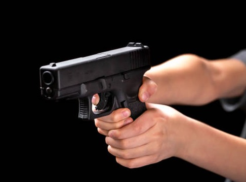 Un estudiante sacó un arma en un colegio de Santo Domingo