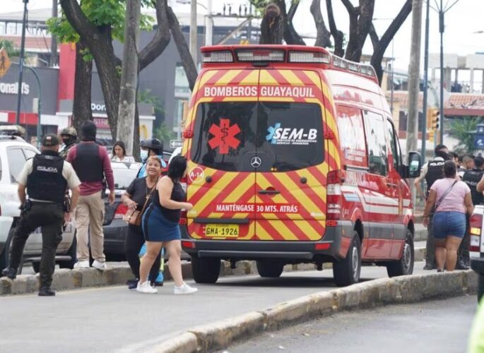 Dos hombres resultaron heridos en una persecución policial en el sur de Guayaquil