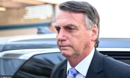 La justicia de Brasil retiró el pasaporte a Bolsonaro en una amplia operación policial contra él y militares cercanos