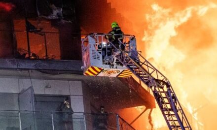 Así fue el rescate de la pareja atrapada en el balcón del edificio que se incendió en Valencia,  España.