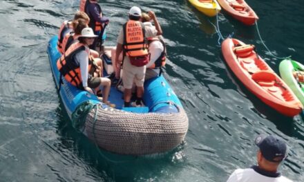 Armada rescata a nueve turistas de embarcación que se varó en las Islas Galápagos.