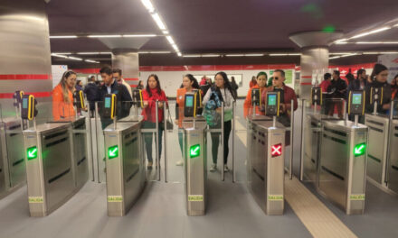 Metro de Quito prohibirá el ingreso a usuarios que esten mojados en Carnaval.