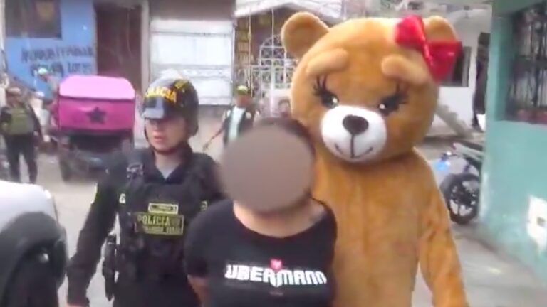 Oso policía viral en Perú.