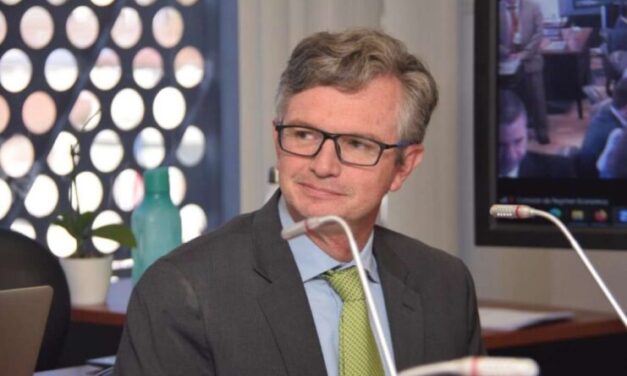 Se da inicio al alza del IVA al 15%.