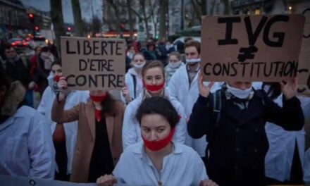 El Senado de Francia ha aprobado la inclusión del derecho al aborto en la Constitución