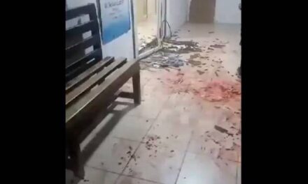 Destruyen ingreso a centro de salud en Lomas de Sargentillo por falta de atención a personas heridas de bala.
