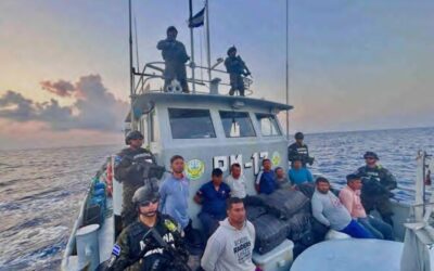 Seis ecuatorianos fueron arrestados en El Salvador por viajar a bordo de una narcolancha.