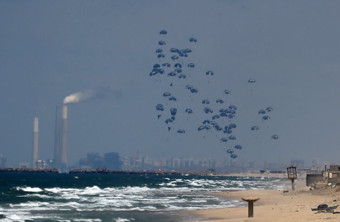 O.Próximo.- Mueren 18 personas intentando obtener ayuda en Gaza, incluidas doce ahogadas tras tirarse al mar a recogerla