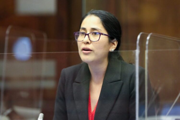 Gisella Molina suspendida por 1 mes por incitación a la violencia.