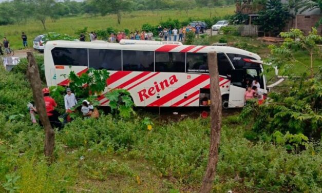 El accidente de tránsito de un bus interprovincial en Manabí deja 10 heridos.