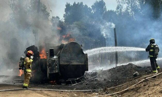 Un incendio vehicular se registró en la avenida Simón Bolívar en el sector del Guápulo en Quito.